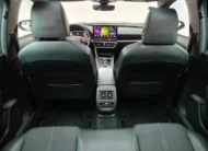 Vista interior desde los asientos traseros hacia el frente que muestra la consola posterior con salidas de aire acondicionado, los respaldos delanteros, el tablero tecnológico y el techo panorámico de una SUV Crossover deportiva Cupra Formentor 2.0 Mid 190 HP 2WD DSG7 año 2022 seminueva.