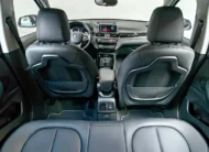 Vista interior amplia desde la cajuela y zona posterior enfocando la banca de asientos traseros en piel negra, respaldos delanteros con redes portaobjetos, consola central trasera y vista hacia la cabina frontal de una camioneta SUV de lujo BMW X1 2.0 sDrive20i sDrive 20iA X Line transmisión automática año 2022 seminueva.