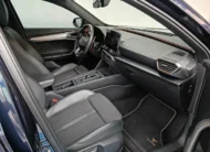 Vista interior desde la puerta del copiloto abierta que muestra el asiento delantero derecho, el tapete con logotipo Cupra, la consola central, la pantalla táctil y el tablero de una SUV Crossover deportiva Cupra Formentor 2.0 Mid 190 HP 2WD DSG7 año 2022 seminueva en ángulo oblicuo derecho.