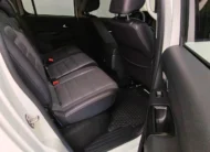 Vista interior desde la puerta trasera derecha abierta que muestra la banca de asientos posteriores tapizados en piel negra y el espacio para pasajeros de una camioneta pickup Volkswagen Amarok 2.0 Highline 4Motion automática año 2018 seminueva en ángulo oblicuo derecho.