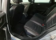 Vista interior desde la puerta trasera izquierda abierta que muestra la banca de asientos posteriores tapizados en piel negra y el habitáculo de un auto sedán Volkswagen Jetta 2.0 GLI DSG automático año 2021 seminuevo en ángulo oblicuo izquierdo.