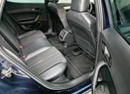 Vista interior desde la puerta trasera derecha abierta que muestra la banca de asientos posteriores tapizados en piel y tela, el espacio para piernas y las salidas de aire acondicionado traseras de una SUV Crossover deportiva Cupra Formentor 2.0 Mid 190 HP 2WD DSG7 año 2022 seminueva en ángulo oblicuo derecho.