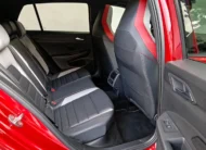 Vista interior desde la puerta trasera derecha abierta que muestra la banca de asientos posteriores bitono, el espacio para piernas, las salidas de aire acondicionado y el respaldo delantero derecho de un hatchback deportivo Volkswagen Golf GTI 2.0 241 HP DSG7 año 2024 seminuevo en ángulo oblicuo derecho.