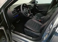 Vista interior desde la puerta del conductor abierta que muestra el asiento del piloto, volante deportivo multifunción, pedales de aluminio y tablero de un auto sedán Volkswagen Jetta 2.0 GLI DSG automático año 2021 seminuevo en ángulo oblicuo izquierdo.
