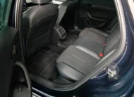 Vista interior desde la puerta trasera izquierda abierta que muestra la banca de asientos posteriores en piel y tela, el espacio para piernas y el panel de puerta de una SUV Crossover deportiva Cupra Formentor 2.0 Mid 190 HP 2WD DSG7 año 2022 seminueva en ángulo oblicuo izquierdo.