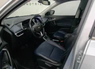 Vista interior desde la puerta del conductor abierta que muestra el puesto de mando con volante multifunción, el asiento delantero izquierdo forrado en piel bitono azul y negro, los controles de la puerta y el panel de instrumentos de una camioneta SUV Chevrolet Tracker 1.2 Premier Turbo transmisión automática año 2023 seminueva en ángulo oblicuo izquierdo.
