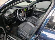 Vista interior desde la puerta del conductor abierta que muestra el puesto de mando, el asiento del piloto en piel y tela, el volante deportivo con paletas de cambio y los pedales de aluminio de una SUV Crossover deportiva Cupra Formentor 2.0 Mid 190 HP 2WD DSG7 año 2022 seminueva en ángulo oblicuo izquierdo.