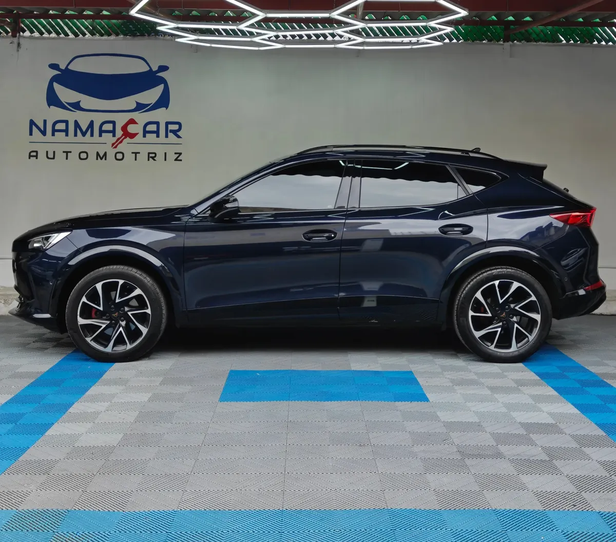 SUV Crossover deportiva Cupra Formentor 2.0 Mid 190 HP 2WD DSG7 año 2022 seminueva en color azul oscuro metálico, vista exterior lateral perfil izquierdo completo exhibida en Namacar Automotriz.
