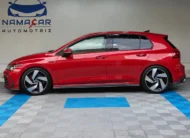 Hatchback deportivo Volkswagen Golf GTI 2.0 L de 241 HP automático DSG7 año 2024 seminuevo en color rojo brillante, vista exterior lateral perfil izquierdo completo exhibido en Namacar Automotriz.