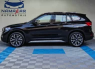 Camioneta SUV de lujo BMW X1 2.0 sDrive20i sDrive 20iA X Line transmisión automática año 2022 seminueva en color negro, vista exterior lateral perfil izquierdo completo exhibida en Namacar Automotriz.