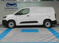 Camioneta de carga comercial Peugeot Partner 1.6 HDi Maxi transmisión manual año 2021 seminueva en color blanco, vista exterior lateral perfil izquierdo completo exhibida en Namacar Automotriz.