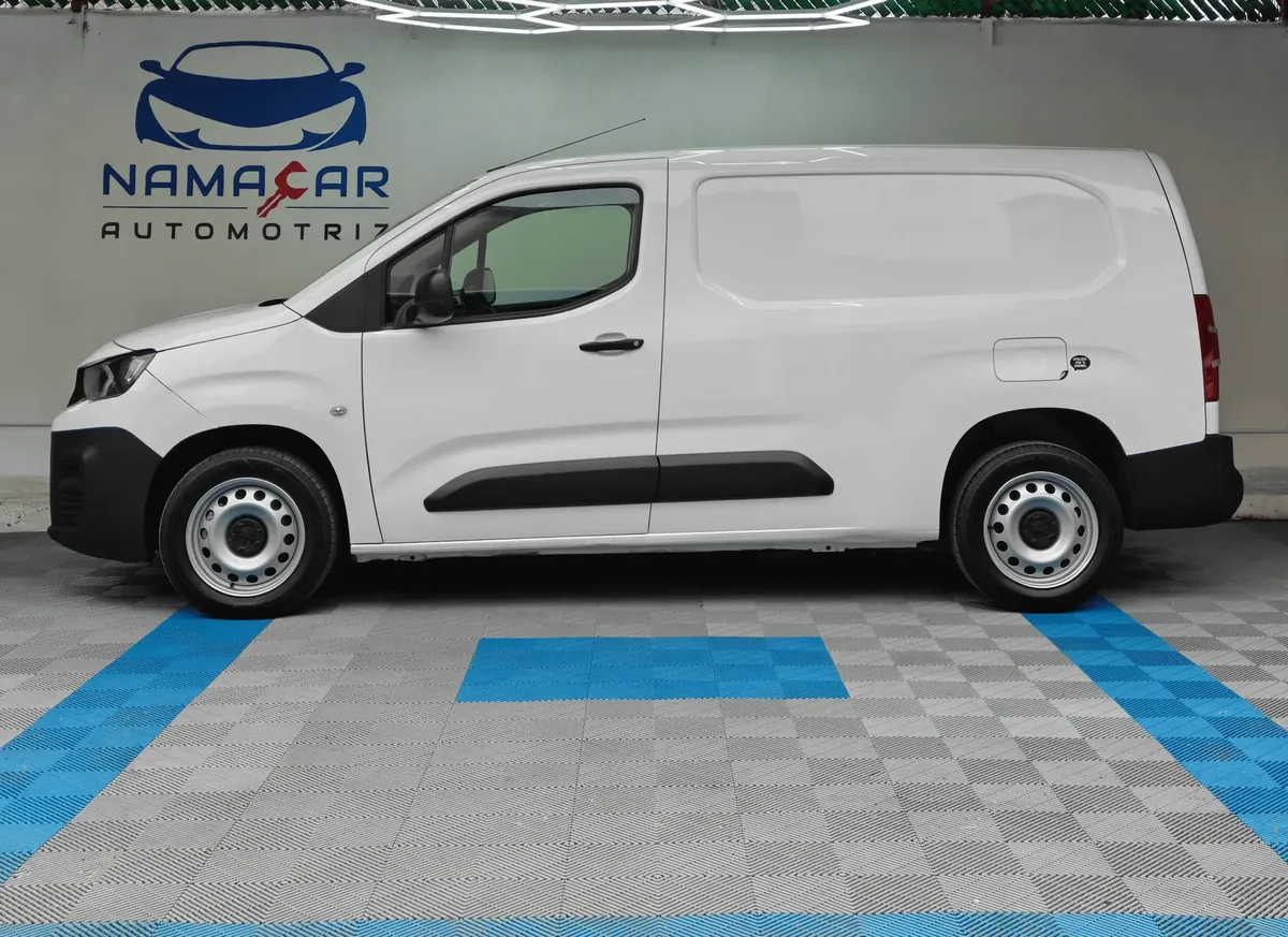 Camioneta de carga comercial Peugeot Partner 1.6 HDi Maxi transmisión manual año 2021 seminueva en color blanco, vista exterior lateral perfil izquierdo completo exhibida en Namacar Automotriz.