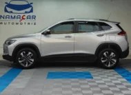 Camioneta SUV urbana Chevrolet Tracker 1.2 Premier Turbo transmisión automática año 2023 seminueva en color plata, vista exterior lateral perfil izquierdo completo exhibida en Namacar Automotriz.