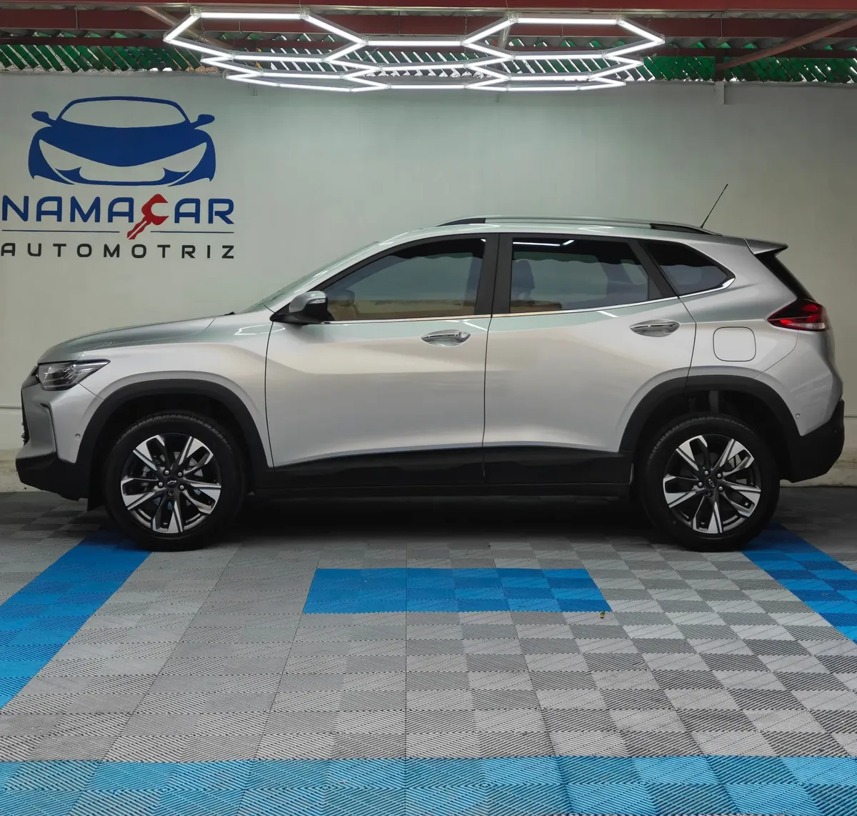 Camioneta SUV urbana Chevrolet Tracker 1.2 Premier Turbo transmisión automática año 2023 seminueva en color plata, vista exterior lateral perfil izquierdo completo exhibida en Namacar Automotriz.