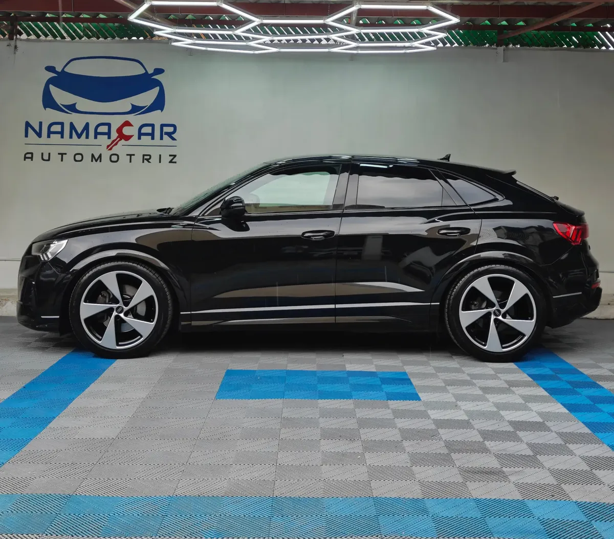 Camioneta SUV coupé de lujo Audi Q3 Sportback 2.0 S Line 180 Hp transmisión DSG automática año 2022 seminueva en color negro, vista exterior lateral perfil izquierdo completo exhibida en Namacar Automotriz.