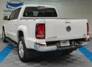 Camioneta pickup Volkswagen Amarok 2.0 Highline 4Motion automática año 2018 seminueva en color blanco, vista exterior trasera en ángulo de tres cuartos izquierda exhibida en Namacar Automotriz.