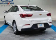 Auto sedán Chevrolet Onix 1.3 LS manual año 2024 seminuevo en color blanco, vista exterior trasera en ángulo de tres cuartos izquierda exhibido en Namacar Automotriz.