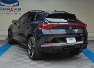 SUV Crossover deportiva Cupra Formentor 2.0 Mid 190 HP 2WD DSG7 año 2022 seminueva en color azul oscuro metálico, vista exterior trasera en ángulo de tres cuartos izquierda exhibida en Namacar Automotriz.