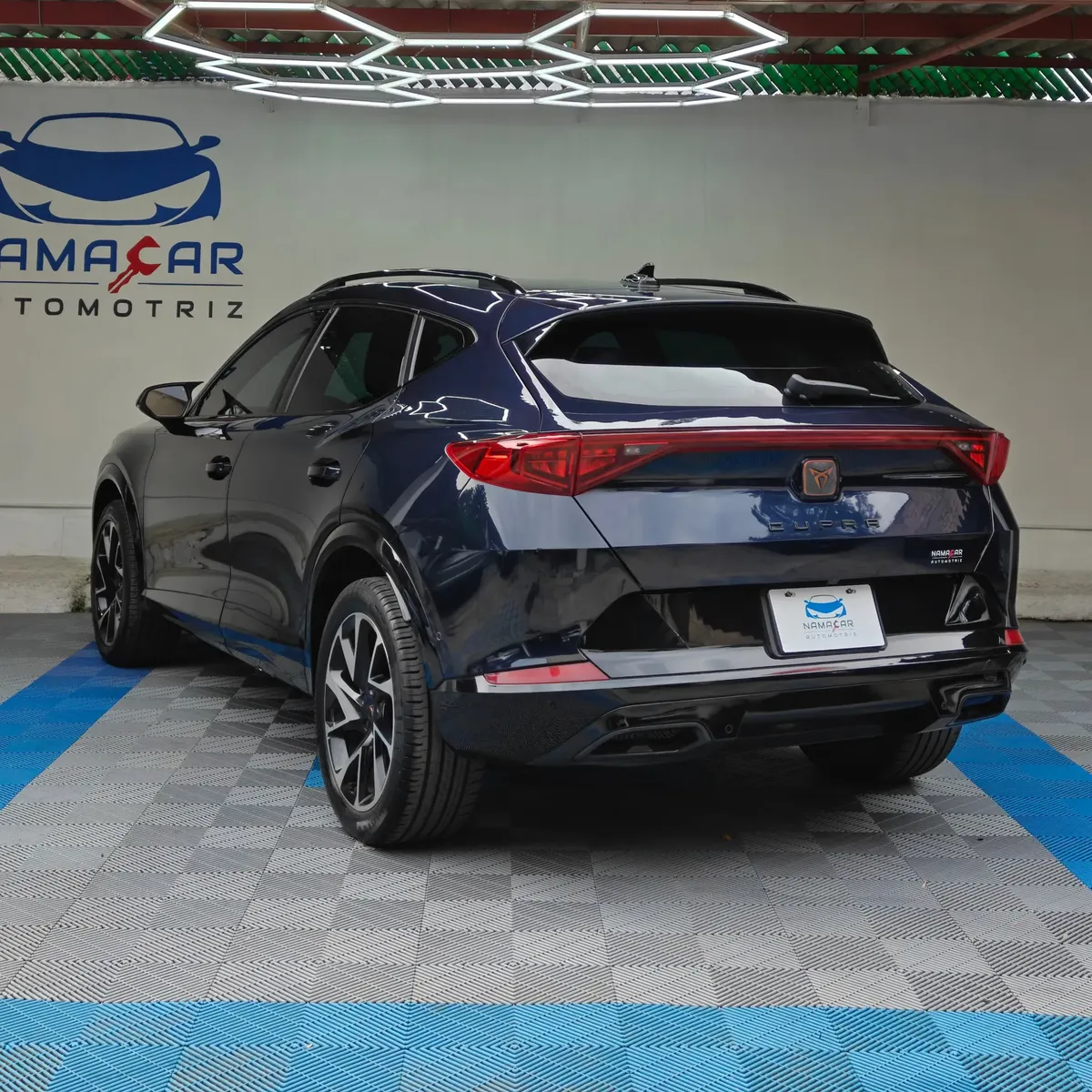SUV Crossover deportiva Cupra Formentor 2.0 Mid 190 HP 2WD DSG7 año 2022 seminueva en color azul oscuro metálico, vista exterior trasera en ángulo de tres cuartos izquierda exhibida en Namacar Automotriz.