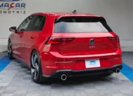 Hatchback deportivo Volkswagen Golf GTI 2.0 L de 241 HP automático DSG7 año 2024 seminuevo en color rojo brillante, vista exterior trasera en ángulo de tres cuartos izquierda exhibido en Namacar Automotriz.