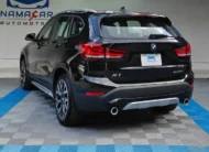 Camioneta SUV de lujo BMW X1 2.0 sDrive20i sDrive 20iA X Line transmisión automática año 2022 seminueva en color negro, vista exterior trasera en ángulo de tres cuartos izquierda exhibida en Namacar Automotriz.