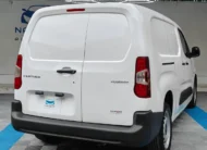 Camioneta de carga comercial Peugeot Partner 1.6 HDi Maxi transmisión manual año 2021 seminueva en color blanco, vista exterior trasera en ángulo de tres cuartos derecha exhibida en Namacar Automotriz.