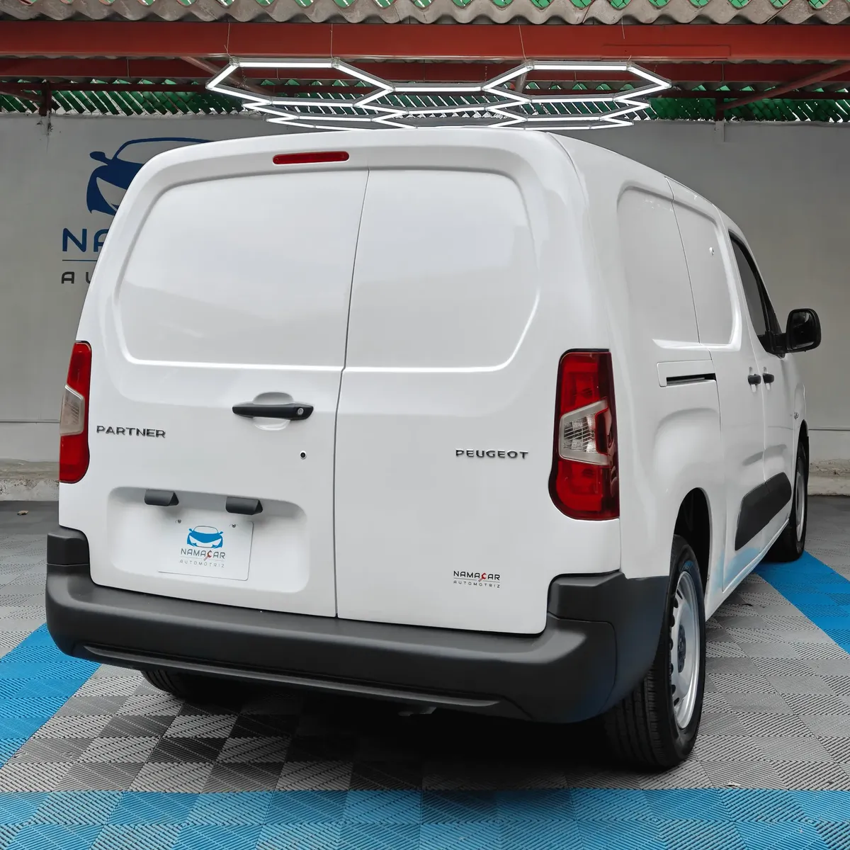Camioneta de carga comercial Peugeot Partner 1.6 HDi Maxi transmisión manual año 2021 seminueva en color blanco, vista exterior trasera en ángulo de tres cuartos derecha exhibida en Namacar Automotriz.