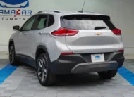 Camioneta SUV urbana Chevrolet Tracker 1.2 Premier Turbo transmisión automática año 2023 seminueva en color plata, vista exterior trasera en ángulo de tres cuartos izquierda exhibida en Namacar Automotriz.