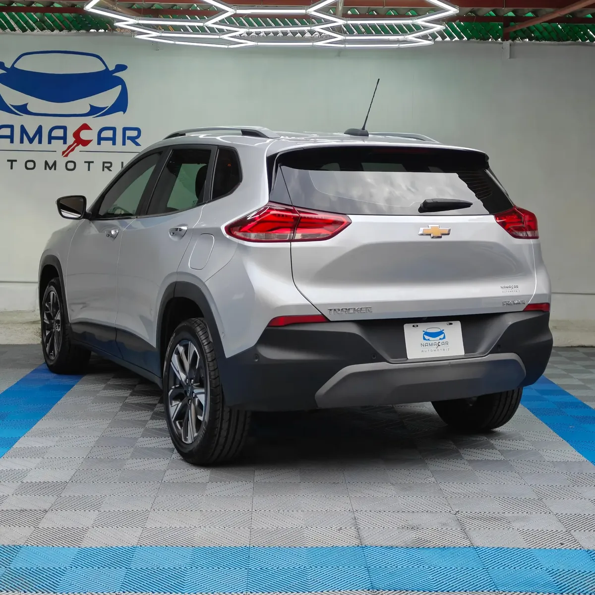 Camioneta SUV urbana Chevrolet Tracker 1.2 Premier Turbo transmisión automática año 2023 seminueva en color plata, vista exterior trasera en ángulo de tres cuartos izquierda exhibida en Namacar Automotriz.