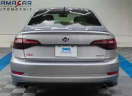 Auto sedán deportivo Volkswagen Jetta 2.0 GLI DSG automático año 2021 seminuevo en color gris plata, vista exterior trasera directa y completa exhibido en Namacar Automotriz.