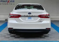 Auto sedán híbrido Toyota Camry 2.5 HEV XLE año 2024 seminuevo en color blanco, vista exterior trasera directa y completa exhibido en Namacar Automotriz.