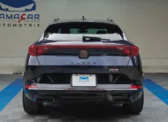 SUV Crossover deportiva Cupra Formentor 2.0 Mid 190 HP 2WD DSG7 año 2022 seminueva en color azul oscuro metálico, vista exterior trasera directa y centrada a nivel de vista exhibida en Namacar Automotriz.