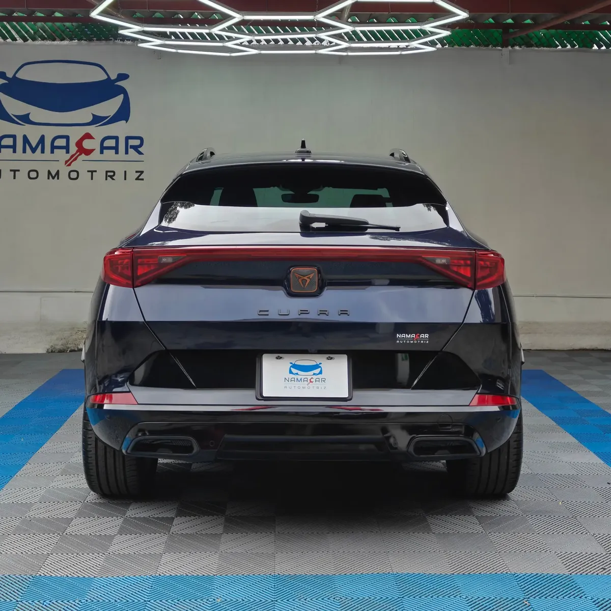 SUV Crossover deportiva Cupra Formentor 2.0 Mid 190 HP 2WD DSG7 año 2022 seminueva en color azul oscuro metálico, vista exterior trasera directa y centrada a nivel de vista exhibida en Namacar Automotriz.