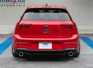 Hatchback deportivo Volkswagen Golf GTI 2.0 L de 241 HP automático DSG7 año 2024 seminuevo en color rojo brillante, vista exterior trasera directa y centrada a nivel de vista exhibido en Namacar Automotriz.