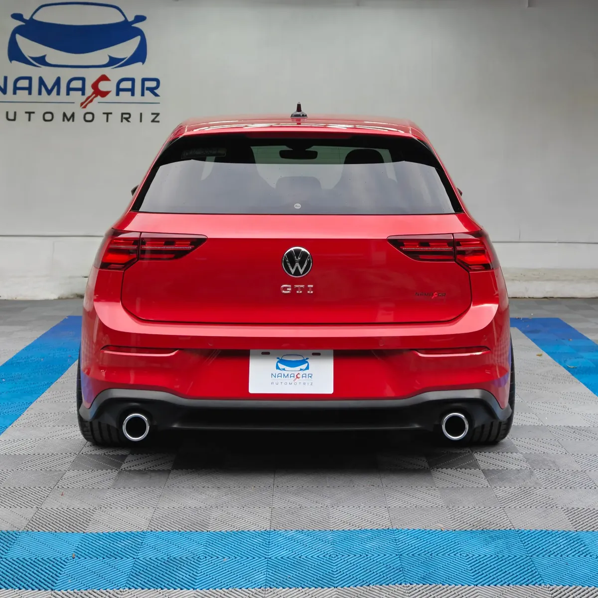 Hatchback deportivo Volkswagen Golf GTI 2.0 L de 241 HP automático DSG7 año 2024 seminuevo en color rojo brillante, vista exterior trasera directa y centrada a nivel de vista exhibido en Namacar Automotriz.