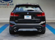 Camioneta SUV de lujo BMW X1 2.0 sDrive20i sDrive 20iA X Line transmisión automática año 2022 seminueva en color negro, vista exterior trasera directa y centrada a nivel de vista exhibida en Namacar Automotriz.