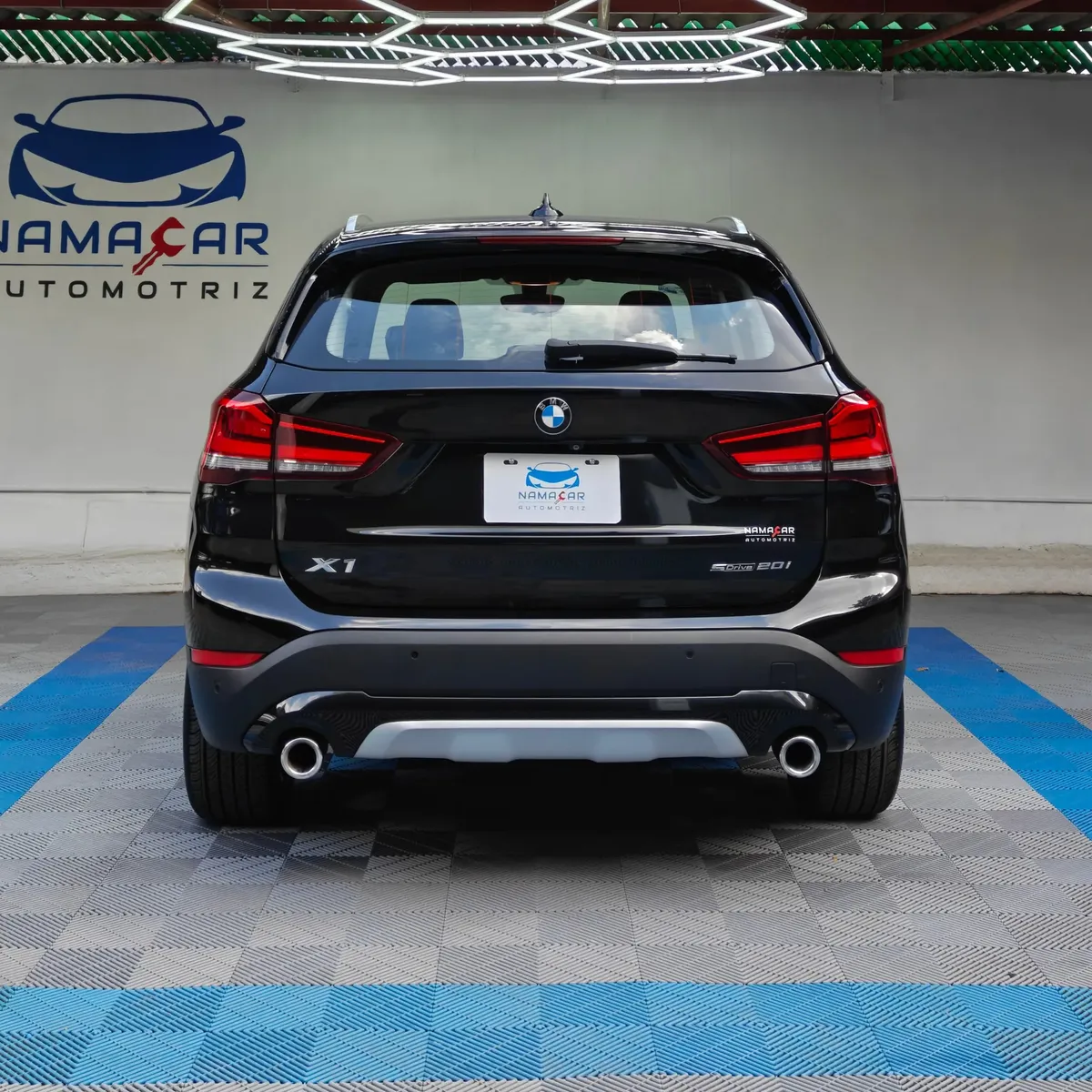 Camioneta SUV de lujo BMW X1 2.0 sDrive20i sDrive 20iA X Line transmisión automática año 2022 seminueva en color negro, vista exterior trasera directa y centrada a nivel de vista exhibida en Namacar Automotriz.