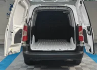 Camioneta de carga comercial Peugeot Partner 1.6 HDi Maxi transmisión manual año 2021 seminueva en color blanco, vista exterior trasera centrada con las puertas batientes abiertas mostrando el amplio compartimento de carga posterior en Namacar Automotriz.