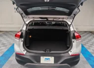 Camioneta SUV urbana Chevrolet Tracker 1.2 Premier Turbo transmisión automática año 2023 seminueva en color plata, vista exterior trasera centrada con la cajuela abierta mostrando el amplio espacio del maletero en Namacar Automotriz.