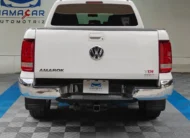Camioneta pickup Volkswagen Amarok 2.0 Highline 4Motion automática año 2018 seminueva en color blanco, vista exterior trasera directa y completa exhibida en Namacar Automotriz.