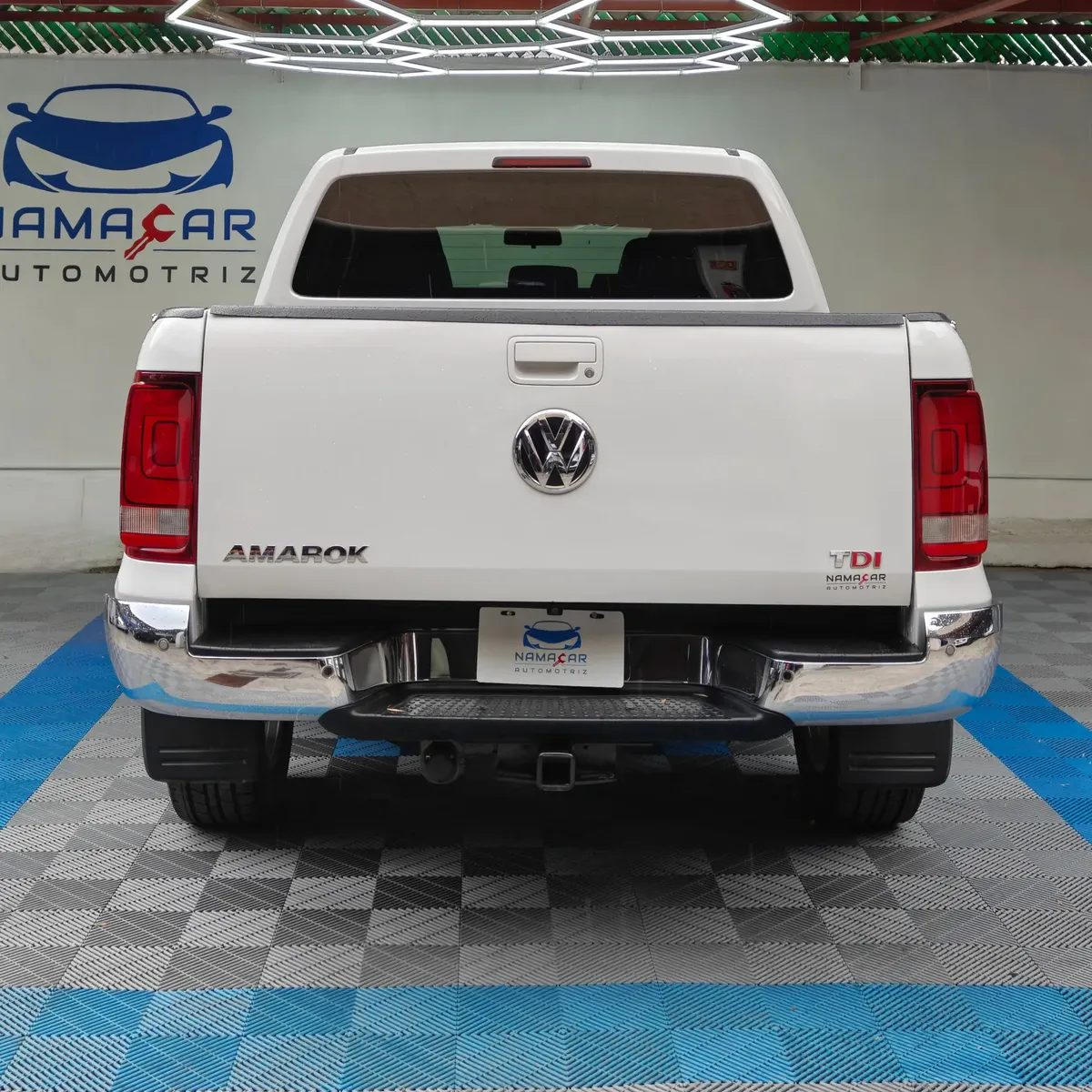 Camioneta pickup Volkswagen Amarok 2.0 Highline 4Motion automática año 2018 seminueva en color blanco, vista exterior trasera directa y completa exhibida en Namacar Automotriz.