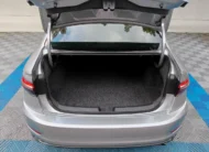 Vista exterior trasera de la cajuela abierta que muestra el amplio espacio del portaeconómico tapizado en alfombra oscura de un auto sedán deportivo Volkswagen Jetta 2.0 GLI DSG automático año 2021 seminuevo en color gris plata, en Namacar Automotriz.
