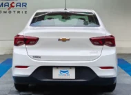 Auto sedán Chevrolet Onix 1.3 LS manual año 2024 seminuevo en color blanco, vista exterior trasera directa y centrada exhibido en Namacar Automotriz.