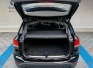 Camioneta SUV de lujo BMW X1 2.0 sDrive20i sDrive 20iA X Line transmisión automática año 2022 seminueva en color negro, vista exterior trasera centrada con el portón de la cajuela abierto mostrando el área de carga posterior exhibida en Namacar Automotriz.