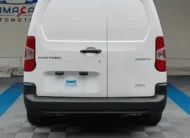 Camioneta de carga comercial Peugeot Partner 1.6 HDi Maxi transmisión manual año 2021 seminueva en color blanco, vista exterior trasera directa y centrada a nivel de vista exhibida en Namacar Automotriz.