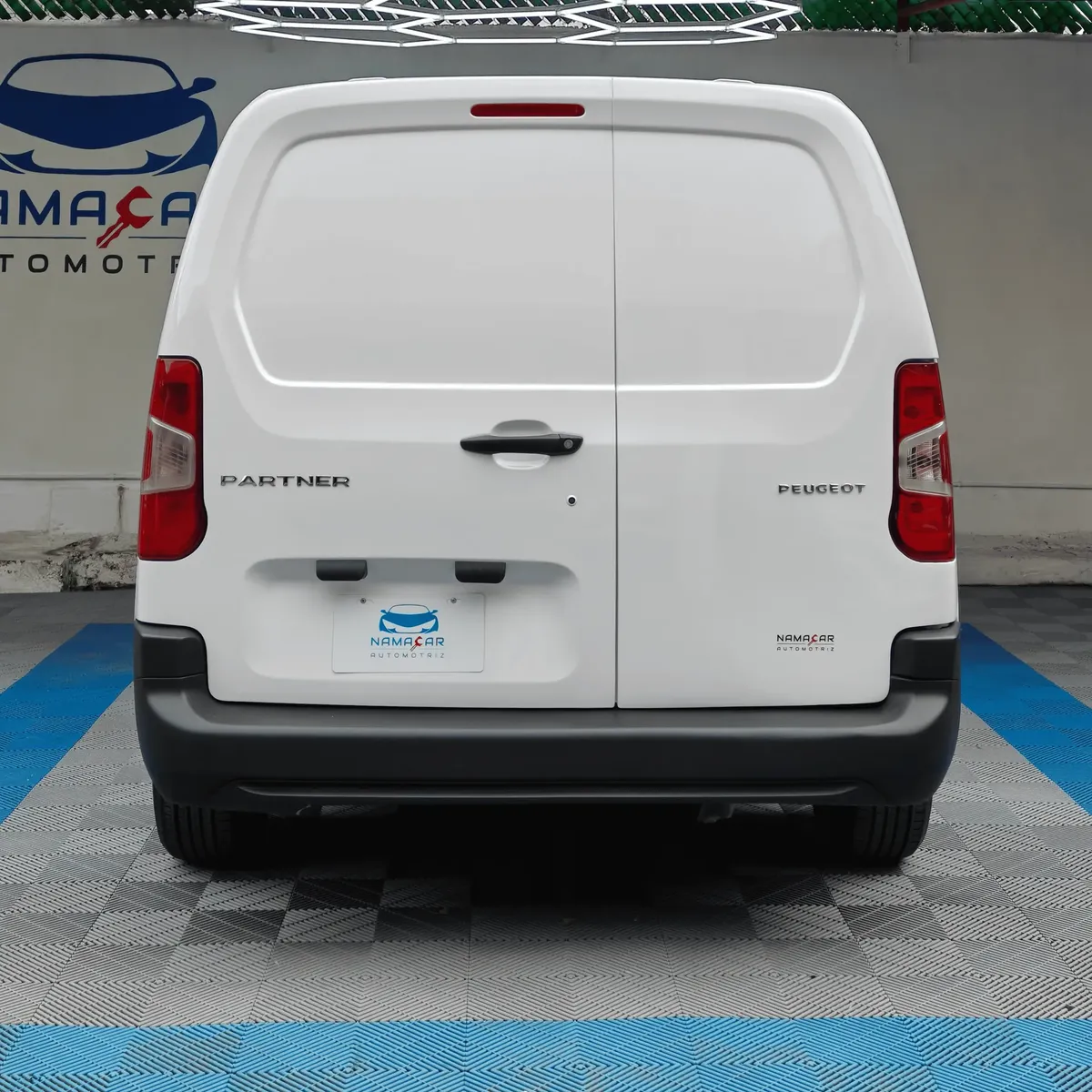 Camioneta de carga comercial Peugeot Partner 1.6 HDi Maxi transmisión manual año 2021 seminueva en color blanco, vista exterior trasera directa y centrada a nivel de vista exhibida en Namacar Automotriz.