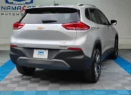 Camioneta SUV urbana Chevrolet Tracker 1.2 Premier Turbo transmisión automática año 2023 seminueva en color plata, vista exterior trasera en ángulo de tres cuartos derecha exhibida en Namacar Automotriz.