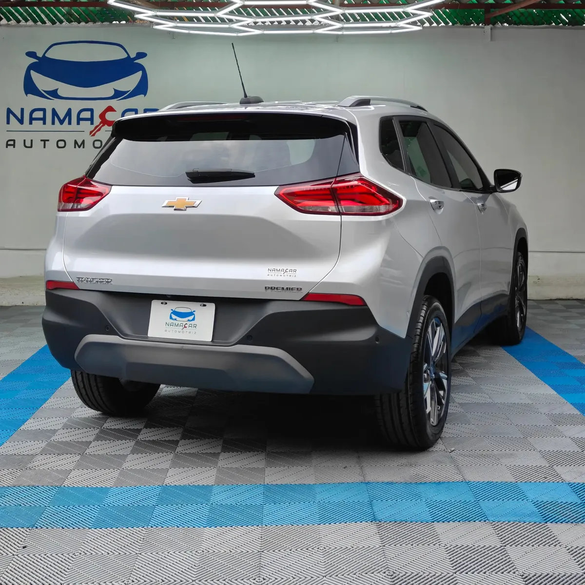 Camioneta SUV urbana Chevrolet Tracker 1.2 Premier Turbo transmisión automática año 2023 seminueva en color plata, vista exterior trasera en ángulo de tres cuartos derecha exhibida en Namacar Automotriz.