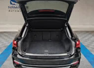 Camioneta SUV coupé de lujo Audi Q3 Sportback 2.0 S Line 180 Hp transmisión DSG automática año 2022 seminueva en color negro, vista exterior trasera centrada con el cajuela abierta mostrando el amplio maletero en Namacar Automotriz.