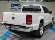 Camioneta pickup Volkswagen Amarok 2.0 Highline 4Motion automática año 2018 seminueva en color blanco, vista exterior trasera en ángulo de tres cuartos derecha exhibida en Namacar Automotriz.